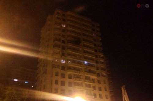 Пожар в многоэтажке в центре Баку - ФОТО