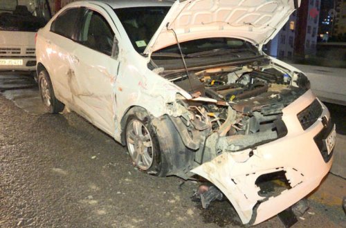 Страшная авария в центре Баку: грузовик сбил легковушку на большой скорости - ФОТО