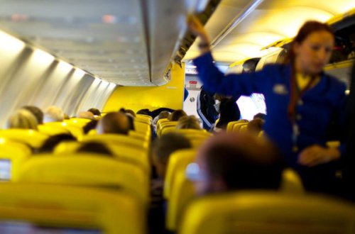 Stüardessalar sərnişinləri saya bilmədi, uçuş təxirə salındı
