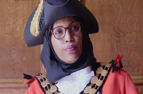 Britaniyada bir ilk - Hicablı qadın mer seçildi