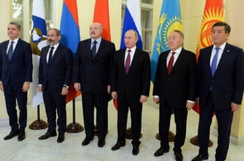 Назарбаев вручил ордена всем, кроме Пашиняна