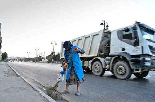 В Баку женщина-дворник перебегала трассу и была сбита