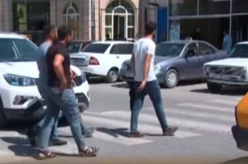 Piyada keçidindən podium kimi istifadə edənlər - VİDEO