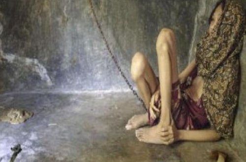 Azərbaycanda TÜKÜRPƏDƏN OLAY! Ana qızını it kimi zəncirləyib ağaca bağladı - FOTO