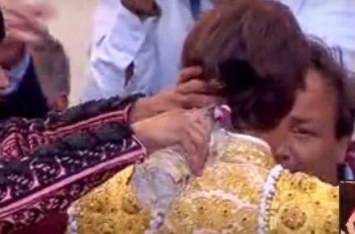 Dəhşətli görüntü! Öküz buynuzunu matadorun bədəninə saldı... - video