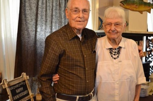 Супруги прожили вместе 62 года и умерли с разницей в 1,5 часа, взявшись за руки – ФОТО
