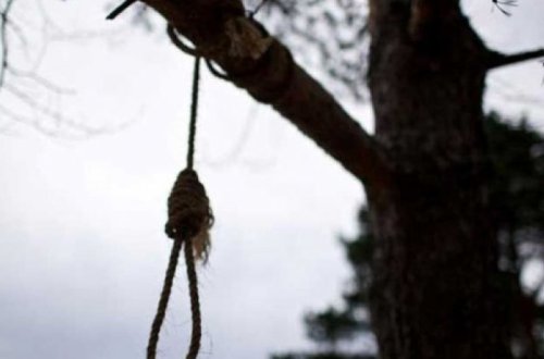 81-летний мужчина был найден повешенным во дворе своего дома