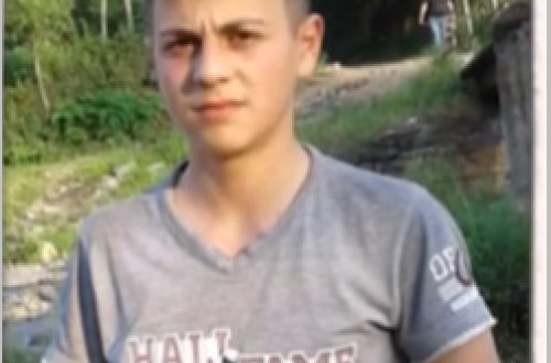 Anası tərəfindən evə buraxılmayan oğlan: 