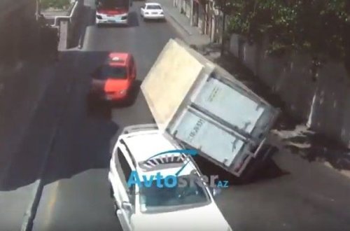 В Баку перевернулся грузовик - ВИДЕО