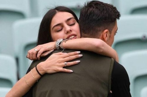 Mesut Bakıya gələn sevgilisinə 200 minlik hədiyyə verdi