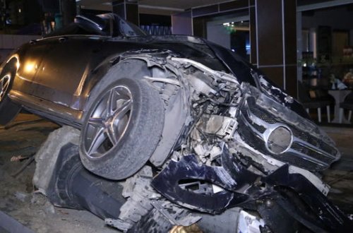 Rusiyadan gələn “Mercedes” Azadlıq prospektində işıq dirəyini aşırıb - VİDEO