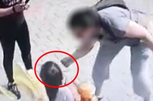 Küçənin ortasında uşağı vəhşicəsinə döydü - Video