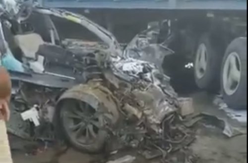 Bakıda BMW yük maşınına çırpıldı: ölən var - VİDEO