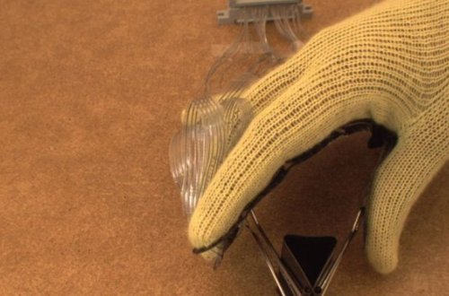 Создана перчатка, которая поможет людям с протезами ощущать объекты