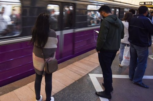 Женщина бросилась под поезд в бакинском метро