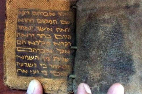 Ceyran dərisindən qızıl yazılı dini kitab belə ələ keçirildi - foto