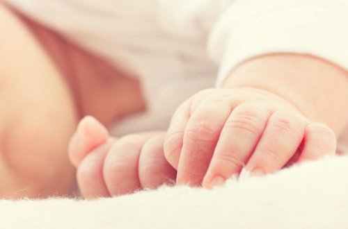 В Мингячевире ребенок оказался под матрацами и умер