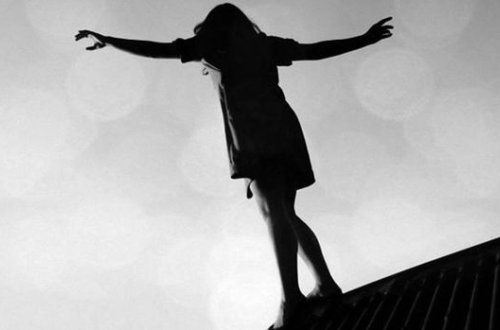 В Баку женщина бросилась с 11-го этажа