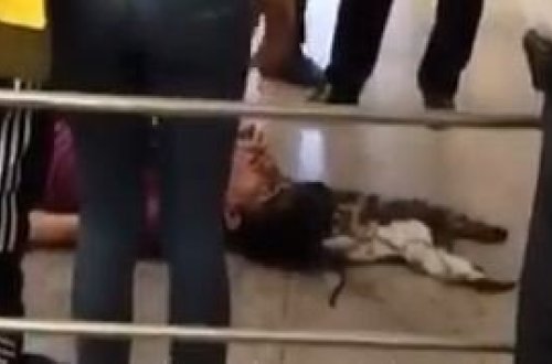 Metroda gənc oğlanın halı pisləşdi, heç kim kömək etmədi - video