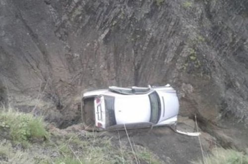 Bakıda maşın dərəyə aşdı - Ölənlər var