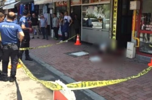 Küçənin ortasında qanlı olay - Boğazını kəsdi + Video