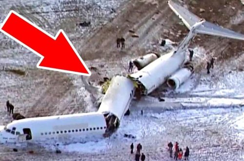Во время посадки самолет развалился на 3 части - ВИДЕО