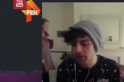 Мать блогера попыталась незаметно проползти во время прямого эфира и рассмешила всех – ВИДЕО