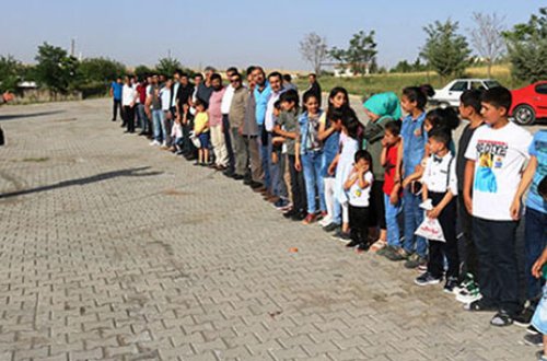 300 nəvə babanı təbrik etmək üçün sıraya düzüldü – Foto