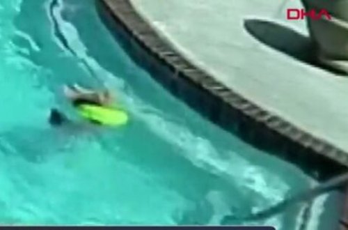 Hovuzda boğulmaq üzrə olan 3 yaşlı qardaşını xilas etdi - Günün qəhramanı oldu+ VİDEO