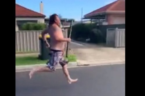 Полуголый отец 12 детей прогнал бандита гигантской дудкой