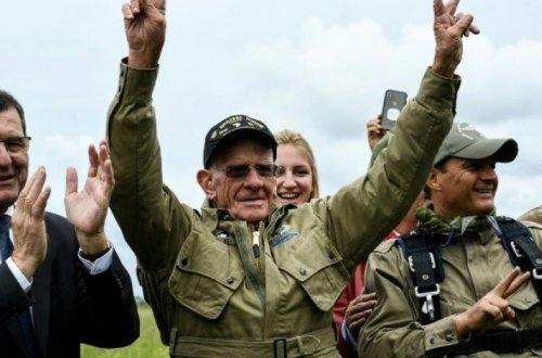 97-летний ветеран Второй Мировой Войны прыгнул с парашютом в честь высадки в Нормандии - ВИДЕО