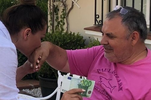 Lalə əmisinin əlini öpüb, 100 avro aldı, tənqid olundu