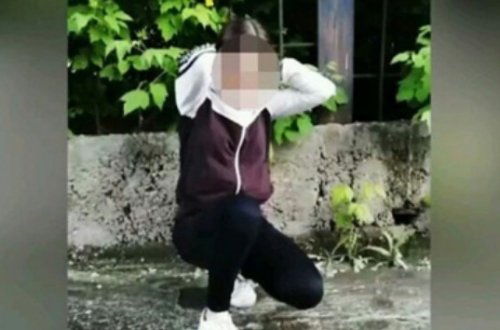Məktəblilər 15 yaşlı qızı gölməçədən çirkli su içməyə məcbur etdilər – Video