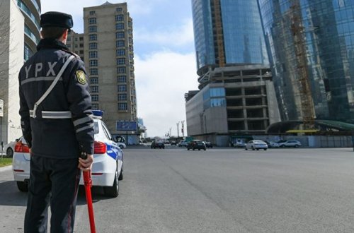 Bakıda yol polisi hamilə qadına kömək etdi - VİDEO