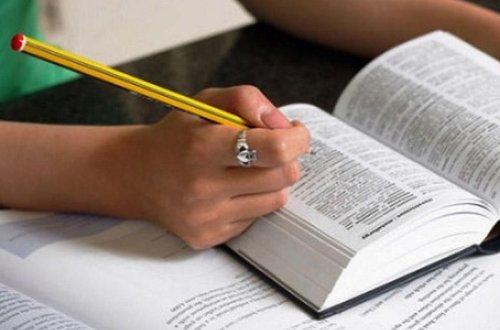 Orfoqrafiya lüğətinin çapı ləngiyəcək - Bəzi sözlər MÜBAHİSƏLİ qalır