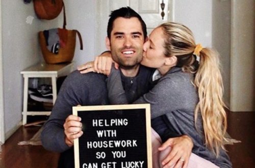 Жена поощряла мужа интимом за работу по дому и разозлила женщин