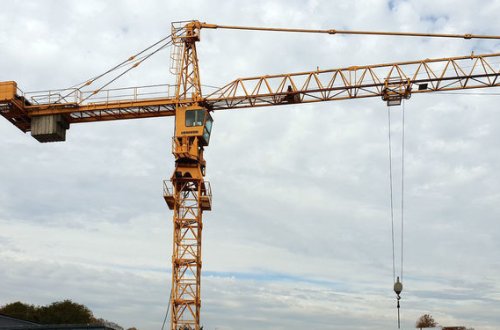 В Баку мужчина зарезал любимую и взобрался на кран