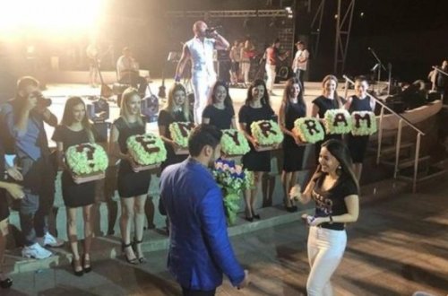 Необычное предложение руки и сердца в Баку - ВИДЕО