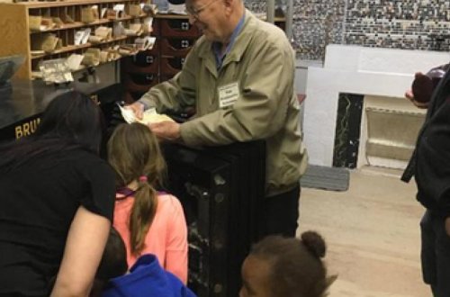 Мужчина случайно взломал запертый 40 лет назад сейф