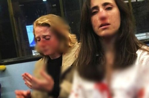 4 oğlan avtobusda lesbiyan qızları döydü, öpüşməyə məcbur etdi - VİDEO