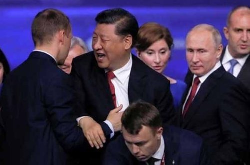 Mühafizəçi prezidenti son anda xilas etdi (VİDEO)