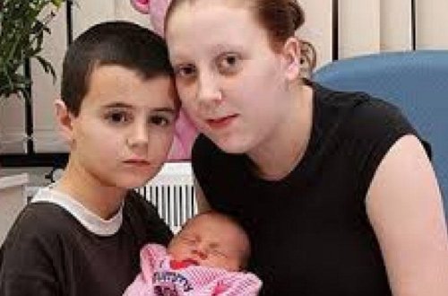 13 yaşında ata olan oğlanın sonu necə oldu? - Özü uşaq olsa da, qızını çox sevirdi