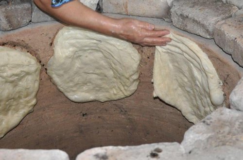 Çörək bişirən qadın təndirə düşüb yandı