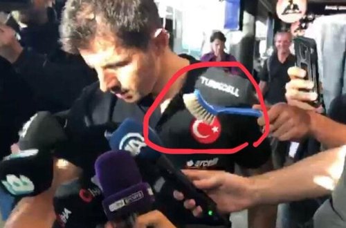 Türkiyə millisinə hörmətsizlik - Jurnalist Əmrəyə mikfrofon əvəzinə tualet fırçası uzatdı - VİDEO