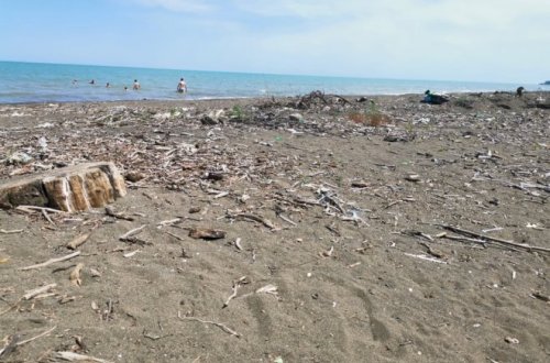 Bu çimərliyi kim dağıdır? - Fotolar