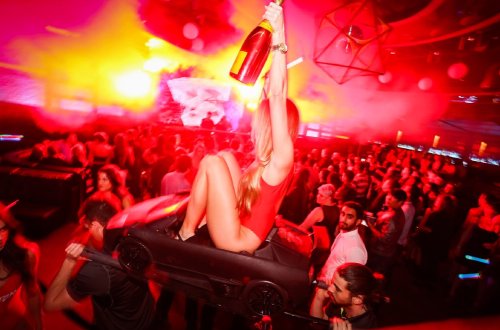 Bakıda gecə klubunda qızı döydülər