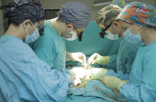 Bakıda həkimlər “göy uşağı” əməliyyat etdilər - FOTO