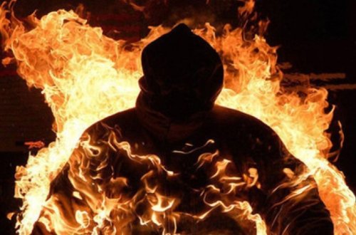 Скончался мужчина, поджегший себя из-за разлуки с детьми