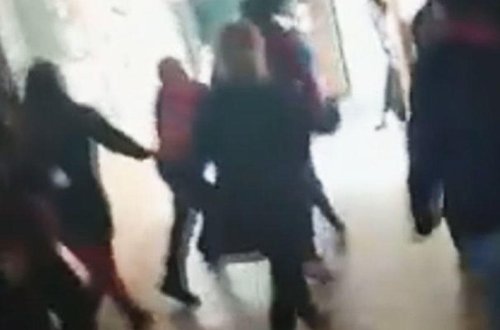 Məktəbdə 12 yaşlı qızlara toxunan müəlllim döyüldü - Davanın VİDEOsu