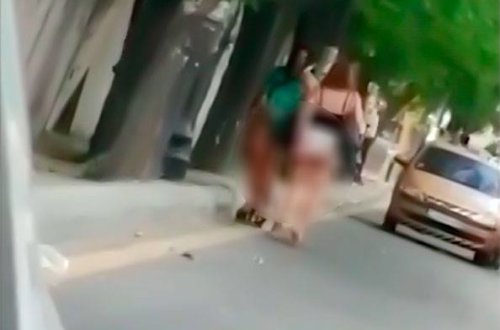 BAKIDA TRANSDAN KÜÇƏDƏ QEYRI-ETIK HƏRƏKƏT - VİDEO